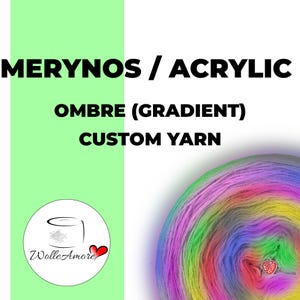 Può includere: Un gomitolo di filato ombré in un arcobaleno di colori, tra cui rosa, viola, blu, verde, giallo e arancione. Il filato è etichettato "Merynos / Acrilico Ombre (Degradé) Filato Personalizzato".
