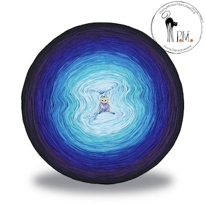 Può includere: Un gomitolo di lana rotondo con una sfumatura di colori dal blu scuro al blu chiaro e al bianco. Al centro si trova una piccola spilla decorativa. Il filato è etichettato con un logo che include un gatto nero e il testo "Pomyślowa Manufaktura Anna Paradowska."