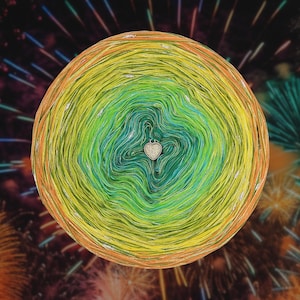 Puede incluir: Una vibrante madeja de hilo multicolor con un degradado de tonos amarillos, verdes y azules. Un pequeño dije en forma de corazón está en el centro. El hilo está dispuesto en círculos concéntricos, creando una textura visualmente atractiva. El fondo presenta fuegos artificiales coloridos.