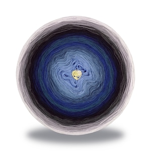 Puede incluir: Una bola de hilo con un degradado de colores azul, negro y blanco. El hilo está enrollado en un círculo y tiene un pequeño amuleto dorado en el centro.