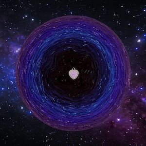 Puede incluir: Una bola de hilo en tonos morados, azules y negros, que se asemeja a un planeta, con un colgante en forma de corazón en el centro. El fondo es un cielo estrellado, creando un tema celestial. La bola de hilo tiene una apariencia texturizada.