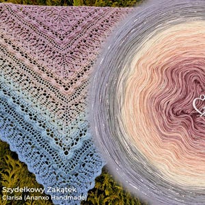 Puede incluir: Un chal de ganchillo hecho a mano en un degradado de colores, del azul al rosa, con intrincados patrones de encaje. Una madeja de hilo en colores a juego está al lado del chal. El texto "Szydełkowy Zakątek Clarisa (Ananxo Handmade)" está en la parte inferior.