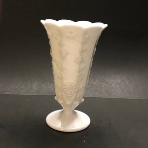 Vntg indy milk white glass 9&quot; vase
