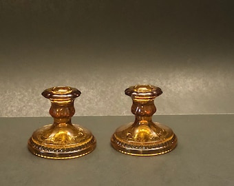 Par de candelabros vintage de vidrio ámbar de Indiana
