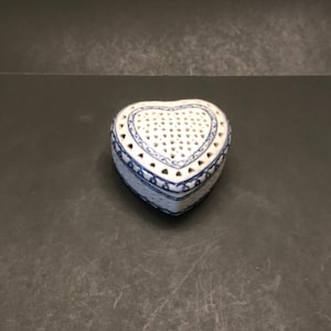 Vntg heart shaped ceramic trinket box