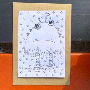 Handgemachte 13x18 Liebeskarte mit süßem Monster und 'Love You' Worten, schwarze Tuschezeichnung auf Designerpapier | JPEG-Format