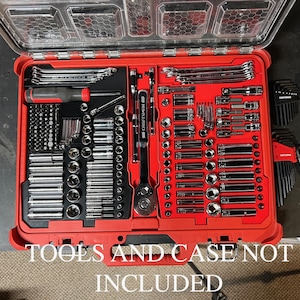 Könnte beinhalten: Ein roter Werkzeugkoffer mit transparentem Deckel, gefüllt mit einer Vielzahl von Werkzeugen, darunter Schraubenschlüssel, Steckschlüssel und Schraubendreher. Der Text "TOOLS AND CASE NOT INCLUDED" ist unten sichtbar.