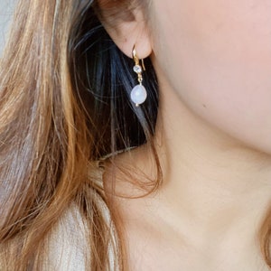 AGLAIA • Orecchini pendenti con perle / Orecchini con diamanti CZ in oro / Orecchini con perle barocche / Orecchini riempiti d&#39;oro / Orecchini da sposa / Regalo per lei