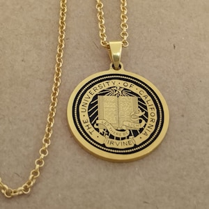 Collar de graduación de plata personalizado, colgante con el logotipo de la universidad grabado a mano, escudo personalizado de la universidad o escuela secundaria, regalo especial para ella