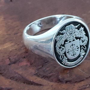 Anillo con escudo familiar tradicional grabado a medida, anillo con sello de escudo personalizado en plata de ley.