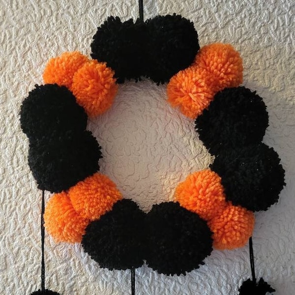 Halloween pom pom wreath / door hanger / Halloween Decorations