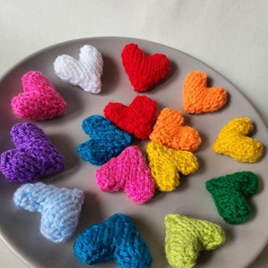 Mini handgebreide liefdeshartjes - zakknuffels - uniek cadeau.