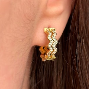 18K Gold Plated gewellte Creolen mit Zirkon Steinen, einzigartiger Damenschmuck, kleine Creolen