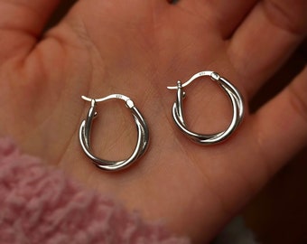 17mm zilveren hoepel oorbellen voor dagelijks gebruik, minimale golvende oorbellen, casual stijl oorbellen, alledaagse casual oorbellen, eenvoudige trendy oorbellen, Y2K