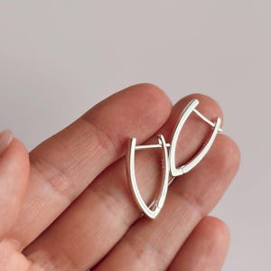 V shaped silver earrings, V Hoop Earrings, Minimal Earrings in Silver, Vintage Hoop earrings, Everyday Earrings, U Shape Hoop Earrings, Y2K