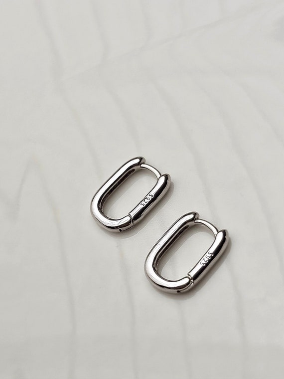 Orecchini a cerchio in argento sterling martellato, gioielli moderni e minimalisti. - Italia
