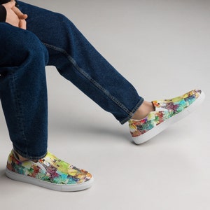 Tagesausflug - Herren-Leinwand-Slipper mit trippigen Stadtplänen und Blumen aus Bildern verschiedener Kunstmedien