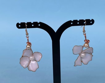 boucles d’oreilles de mariage blanches pour la mariée fleurs blanches et perles.