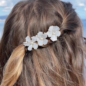 wedding hairpins  for the bride's hairstyle white flowers and natural pearls