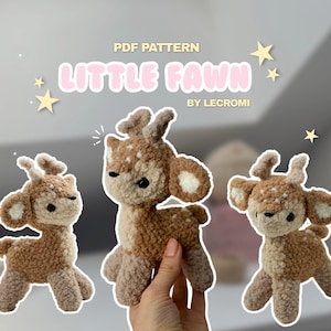 Puede incluir: Un patrón PDF titulado LITTLE FAWN BY LECROMI que muestra tres peluches de cervatillo tejidos a ganchillo con hilo texturizado marrón y crema. Cada cervatillo tiene astas pequeñas, ojos oscuros y manchas blancas en el lomo, con estrellas.