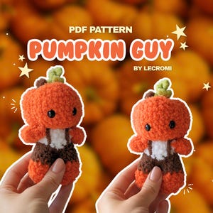 Könnte beinhalten: Ein gehäkeltes Plüschtier in Form einer Kürbisfigur mit rundem orangefarbenem Kopf, grünem Stiel und braunem Unterkörper mit weißen Hosenträgern. Der Text PDF PATTERN PUMPKIN GUY BY LECROMI steht über den beiden identischen Plüschfiguren.