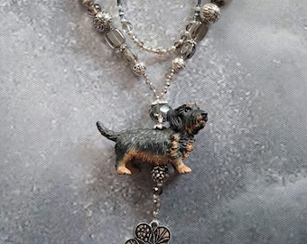 Cadena cerrada con figura animal de un perro salchicha de pelo áspero.