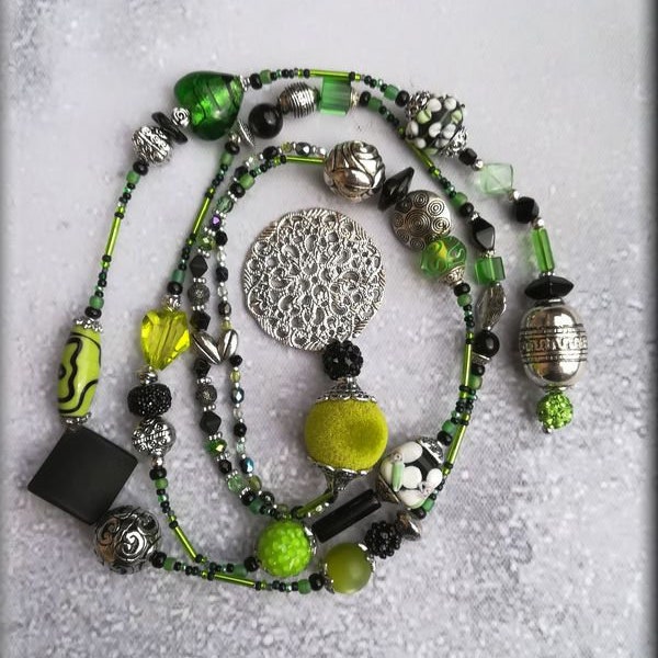 Winding chain *open* *black - green* *lampwork beads*