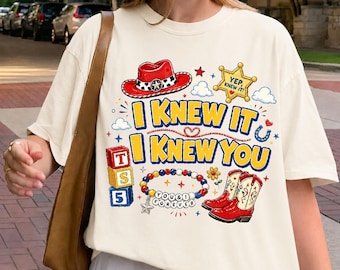 Arquivo PNG retrô de Toy Story 5, design de camiseta com pulseira da amizade e botas de caubói do oeste "Eu sabia!" para download.