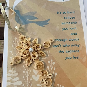 Quilled Cross Keepsake Ornament, handgemaakt, sympathiecadeau, sieraad. Sluit het kruis in op een speciale kaart om geloof en liefde uit te drukken.