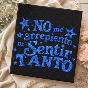 May include: A square black canvas featuring the blue glitter text "NO me arrepiento DE Sentir TANTO" arranged in four lines. The design is decorated with various sizes of blue glitter stars and small four-pointed star accents scattered throughout.