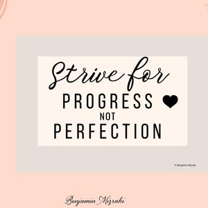 Puede incluir: Una impresión motivacional con las palabras "Strive for Progress Not Perfection" en escritura negra. Un símbolo de corazón negro está al lado de la palabra "Progress". El fondo es de color melocotón claro con un borde gris claro.