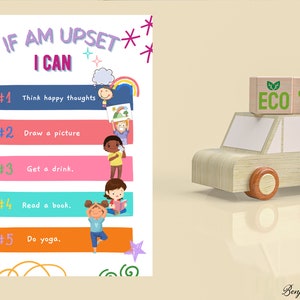 Op de afbeelding: Een kleurrijke poster met de tekst "Als ik van streek ben, kan ik" en genummerde stappen met illustraties. Een houten speelgoedvrachtwagen draagt blokken met "ECO" en boomafbeeldingen.