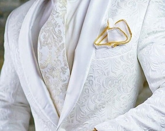 Op de afbeelding: Een wit pakjas met een wit patroon. Het jasje heeft een witte satijnen revers en een gouden zakdoek.