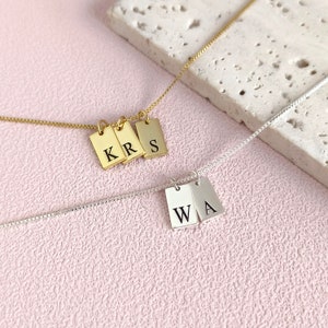 Delicado collar con etiqueta inicial • Collar con colgante de letra grabada personalizada • Regalos para dama de honor • Regalo para ella