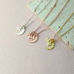 Delicado collar con inicial • Collar con colgante de letra grabada personalizada • Collar de estrella y luna • Regalo para ella