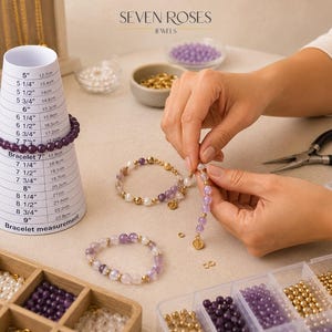 Puede incluir: Una escena de creación de joyas con pulseras, cuentas y herramientas. Una pulsera se muestra en un medidor de pulseras. La imagen incluye el texto "SEVEN ROSES JEWELS". Varias cuentas en oro, morado y blanco están dispuestas en contenedores.