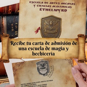 Puede incluir: Una invitación a la Escuela de Artes Arcanas y Alquimia Ethelwyrd. La invitación estilo pergamino presenta el escudo de la escuela, un pergamino con texto y una carta. El texto dice: "Recibe tu carta de admisión de una escuela de magia y hechicería."