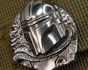 Mandalorian Molle-clip – Star Wars-accessoire tactische uitrusting, riemclip rugzak, sciencefictionverzamelobject in Melchior of messing