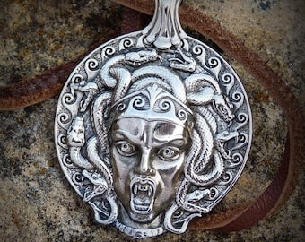 Colgante de cabeza de Medusa de gorgona, collar de mitología griega con pelo de serpiente, joyería gótica con cabeza de serpiente, latón, bronce o melchor, 31 mm