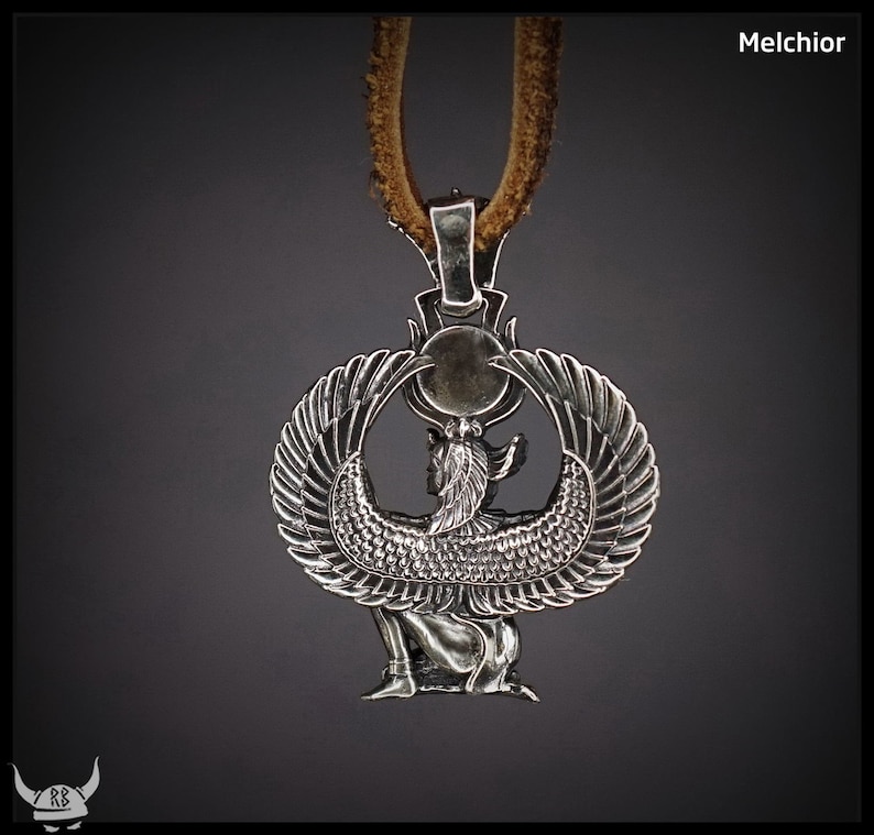 Puede incluir: Collar con colgante de plata que representa una representaci&oacute;n detallada de la diosa egipcia Isis con alas extendidas. El colgante est&aacute; unido a un cord&oacute;n de cuero marr&oacute;n.