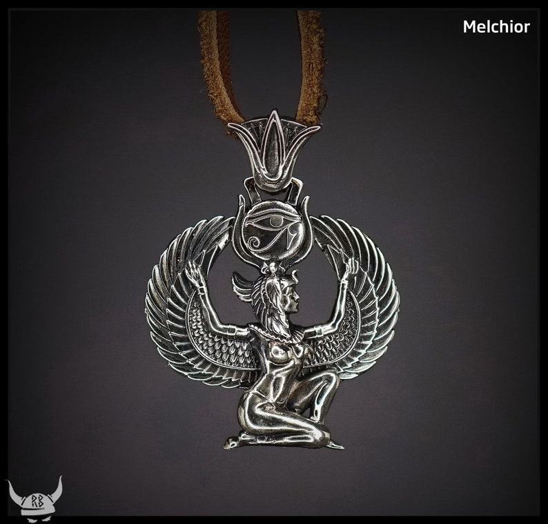 Puede incluir: Collar con colgante de plata que representa una diosa egipcia detallada con alas extendidas, una corona y el Ojo de Horus.