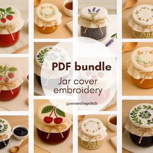 Op de afbeelding: Een verzameling glazen potten met geborduurde stoffen deksels. De deksels tonen verschillende ontwerpen, waaronder aardbeien, kersen, lavendel en bloemenkransen. Elke pot is gevuld met verschillende inhoud en vastgebonden met een touwstrik. De tekst op de afbeelding luidt "PDF bundle Jar cover embroidery".