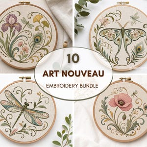 Op de afbeelding: Vier ronde houten borduurringen met gedetailleerde borduurontwerpen van bloemen, een nachtvlinder en een libel. De tekst in het midden luidt 10 ART NOUVEAU EMBROIDERY BUNDLE. De ontwerpen bevatten gedempte tinten roze, groen en goud op stof.