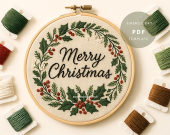 Puede incluir: Corona navideña bordada con las palabras "Merry Christmas" en escritura negra. La corona presenta hojas verdes y bayas rojas. El bordado está en un aro de madera, rodeado de carretes de hilo verde, rojo y crema.