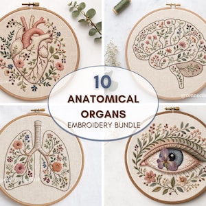 Puede incluir: Cuatro bastidores de bordado circulares de madera con paneles de tela que muestran diseños anatómicos bordados de un corazón, cerebro, pulmones y un ojo, decorados con motivos florales. El texto central dice 10 ANATOMICAL ORGANS EMBROIDERY BUNDLE.