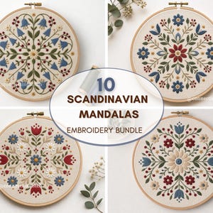 Può includere: Quattro telai da ricamo circolari in legno contenenti motivi mandala floreali cuciti su tessuto color avorio. I disegni presentano fili blu, rossi e crema. Il testo centrale recita 10 SCANDINAVIAN MANDALAS EMBROIDERY BUNDLE.