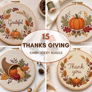 Puede incluir: Una colección de cuatro bastidores de bordado circulares con diseños de otoño que incluyen calabazas, bellotas, hojas y trigo. El texto 15 THANKS GIVING EMBROIDERY BUNDLE está centrado. Dos bastidores muestran las palabras Grateful y Thank you.