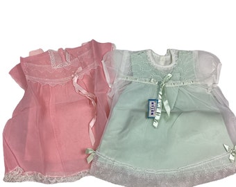 Lot de 2 robes pour nouveau-nés vintage des années 50/60 avec bordures en dentelle. Toujours rose et vert menthe. Chacune a une combinaison détachée avec une housse de robe transparente