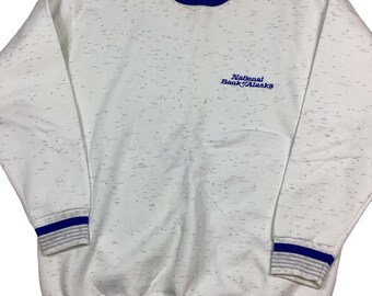 Vintage National Bank of Alaska 90s Ringer Sweatshirt mit Rundhalsausschnitt. Hergestellt in den USA. Tag als große. 22 Zoll Grube zu Grube, 27 Zoll lang.