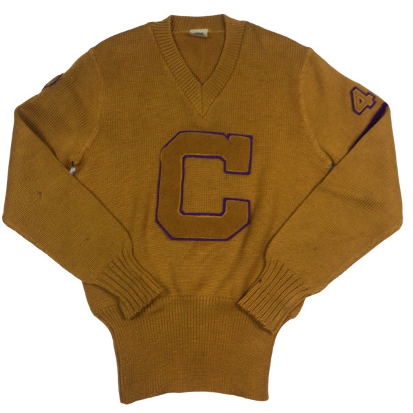 Vintage 1948 Basketball Varsity Letterman Sweater. Fabriqué aux États-Unis. Laine. Haute qualité. De couleur or foncé / moutarde avec garniture violette. Douleur moyenne